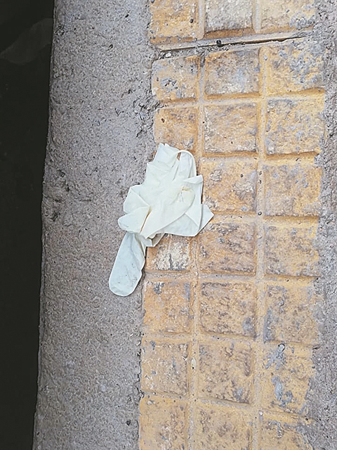 Τι ισχύει τελικά για μάσκες και γάντια : Τα «ναι» και τα «όχι» των ειδικών