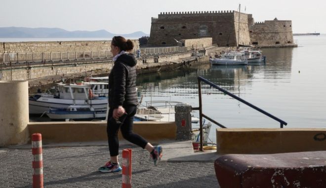 Κοροναϊός : Απαγορεύτηκε η κυκλοφορία και στο Ενετικό λιμάνι του Ηρακλείου