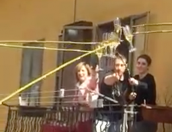 Στην Ιταλία τσούγκρισαν τα ποτήρια… από τα μπαλκόνια τους