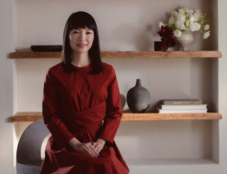 «Μένουμε σπίτι» και το τακτοποιούμε με την Μαρί Κόντο