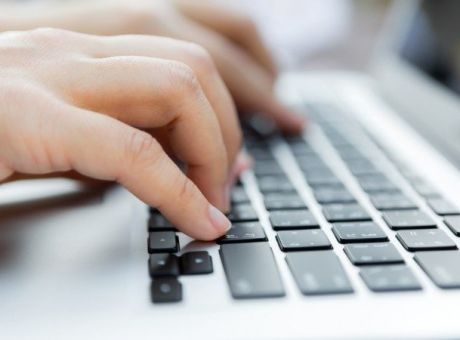 Αφιέρωμα του BBC στο e-κράτος του Πιερρακάκη: «Τέλος το φαξ στις ελληνικές δημόσιες υπηρεσίες»