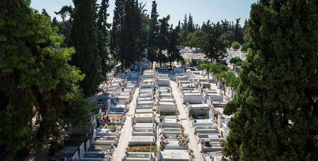 Χαρδαλιάς : Κλειστά τα κοιμητήρια την Μ.Παρασκευή – Έξι ώρες ανοιχτά τα καταστήματα