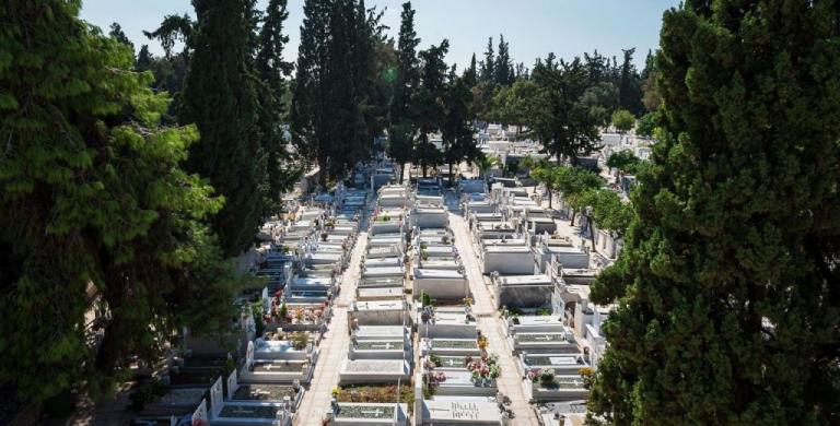 Χαρδαλιάς : Κλειστά τα κοιμητήρια την Μ.Παρασκευή – Έξι ώρες ανοιχτά τα καταστήματα