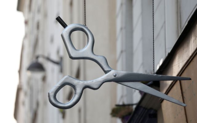 Κομμωτής πιάστηκε επ’ αυτoφώρω να κουρεύει – Πρόστιμο και στους πελάτες