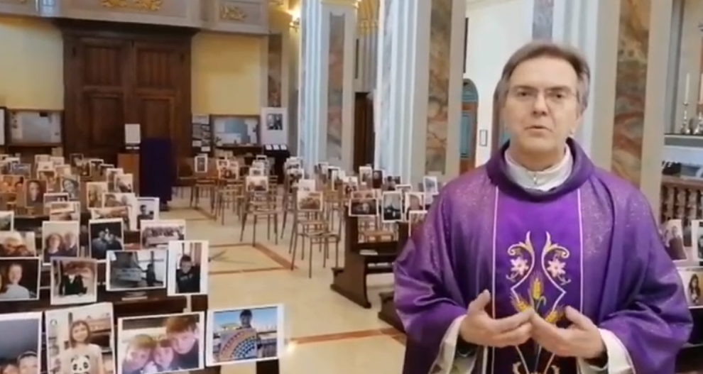 Κοροναϊός : Ιερέας τελεί λειτουργία σε εκκλησία γεμάτη... με φωτογραφίες πιστών