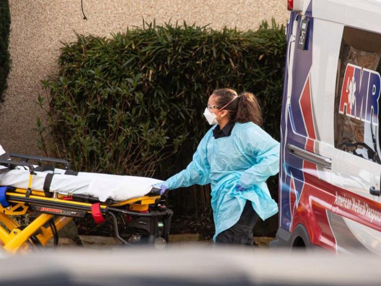 Κοροναϊός : Αχτίδα ελπίδας στην Ευρώπη, στο μάτι του κυκλώνα οι ΗΠΑ