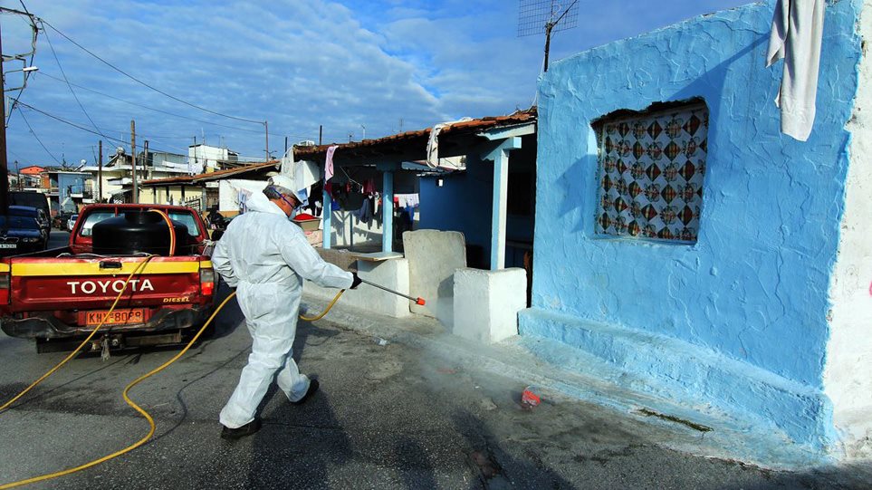 Κοροναϊός : Εκτάκτως στoν οικισμό των Ρομά οι Τσιόδρας και Χαρδαλιάς