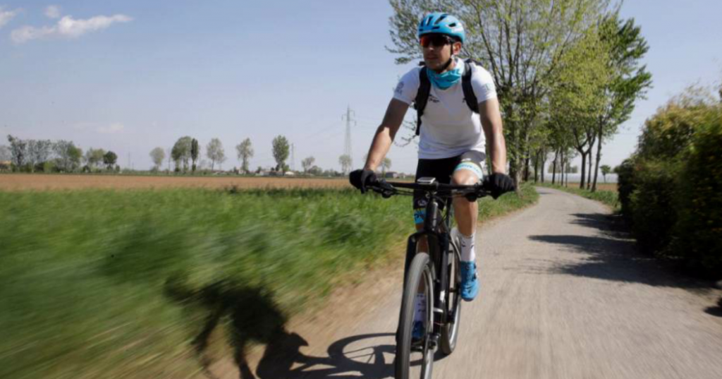 Ιταλία: Επαγγελματίας ποδηλάτης ανέλαβε το ρόλο delivery λόγω κοροναϊού | in.gr