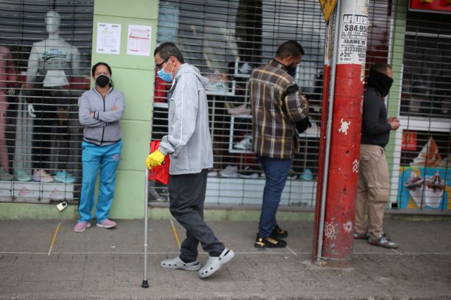 Πώς και γιατί στήθηκε ο παγκόσμιος πόλεμος της μάσκας κατά του κοροναϊού