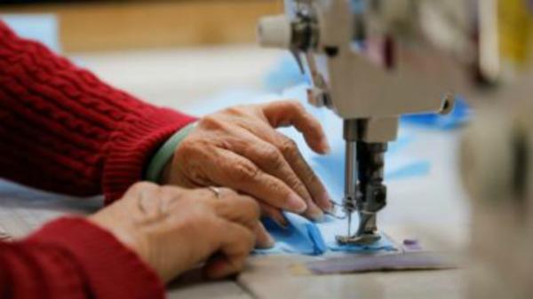 Κοροναϊός : Οι μοδίστρες του Εθνικού Θεάτρου ράβουν μάσκες