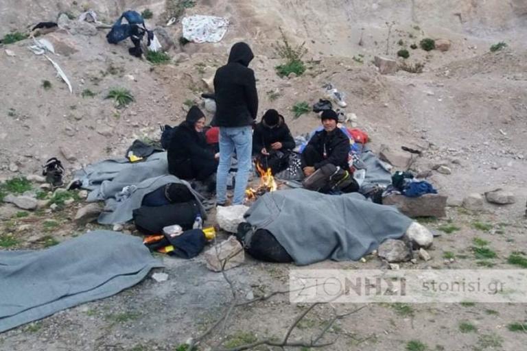 Παρατημένοι σε παραλίες εν μέσω κοροναϊού πρόσφυγες που φτάνουν στη Λέσβο