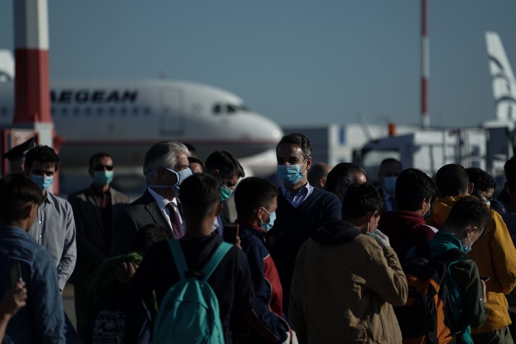 Αναχώρησαν για τη Γερμανία 50 ανήλικοι πρόσφυγες – Στο αεροδρόμιο ο Κυρ. Μητσοτάκης