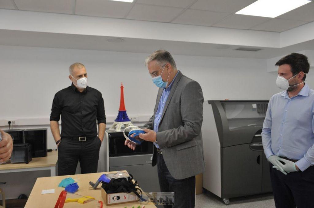 Επίσκεψη Θεοδωρικάκου – Μώραλη στο Blue Lab που κατασκευάζει προστατευτικές ασπίδες προσώπου