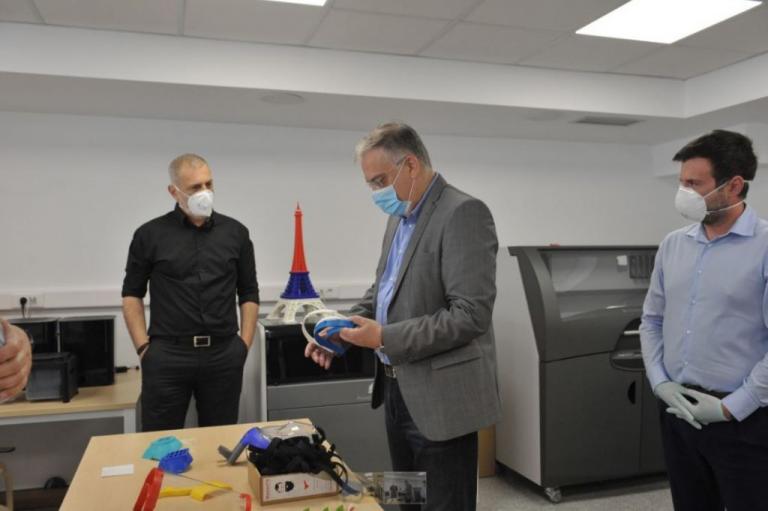 Επίσκεψη Θεοδωρικάκου – Μώραλη στο Blue Lab που κατασκευάζει προστατευτικές ασπίδες προσώπου
