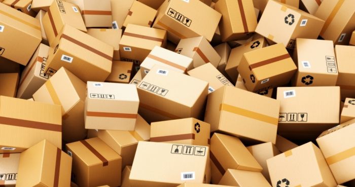 Αιφνιδιαστικός έλεγχος σε εταιρεία ταχυμεταφορών μετά τις καταγγελίες για αισχροκέρδεια