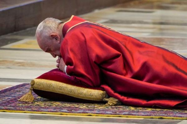Συγκλονιστικές εικόνες: Ο Πάπας προσεύχεται στο έδαφος για όσους νοσούν από κοροναϊό