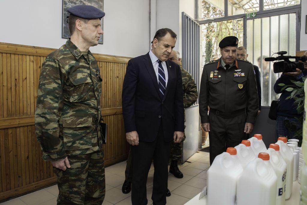 Κοροναϊός : Επίσκεψη Παναγιωτόπουλου στα στρατιωτικά εργοστάσια που παράγουν μάσκες και αντισηπτικά