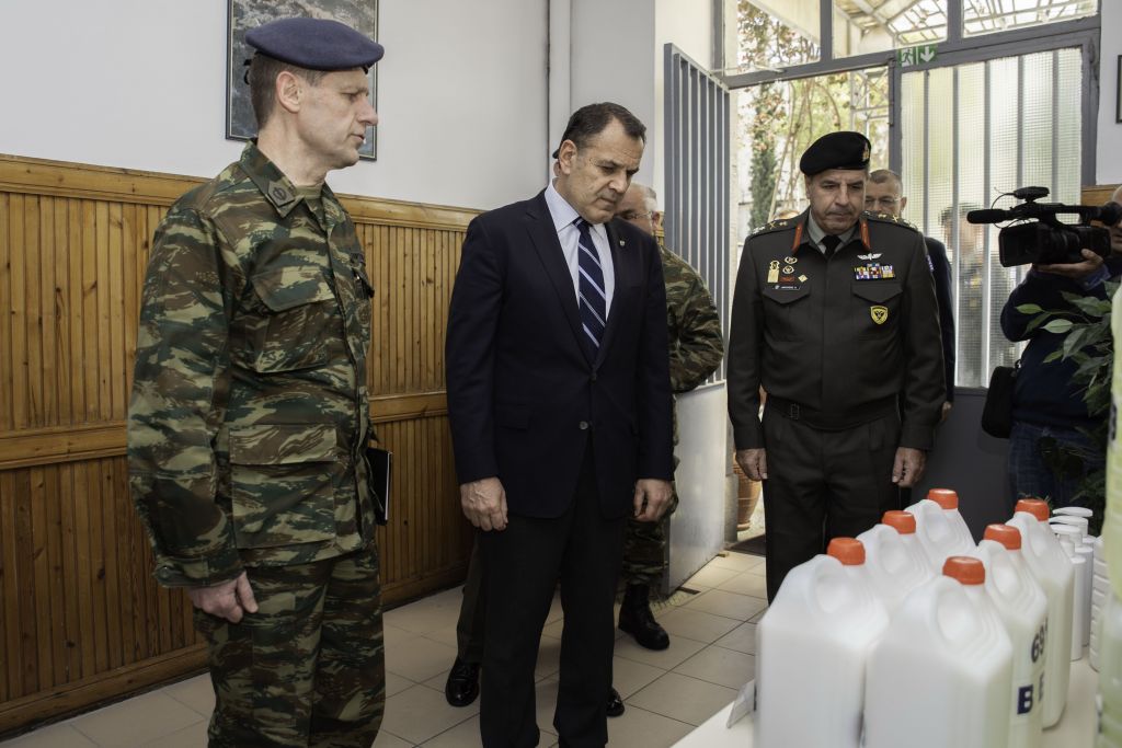 Κοροναϊός : Επίσκεψη Παναγιωτόπουλου στα στρατιωτικά εργοστάσια που παράγουν μάσκες και αντισηπτικά