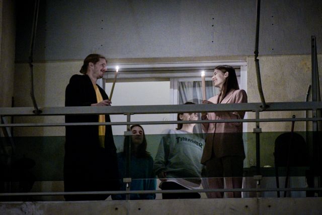 Ανάσταση στα μπαλκόνια: Συγκίνηση στις γειτονιές της Αθήνας – Εντυπωσιακό βίντεο από drone στον Λυκαβηττό