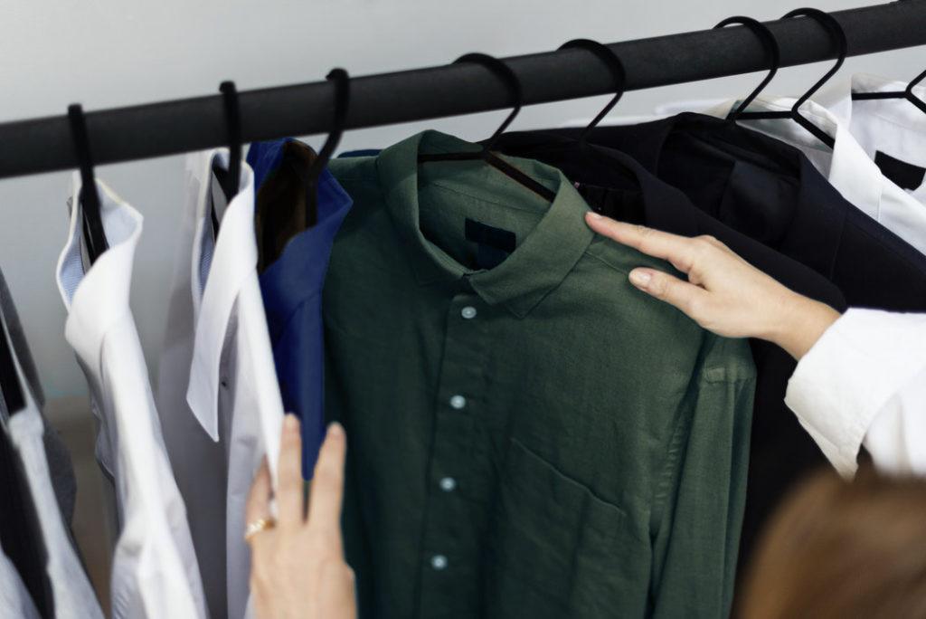 Κοροναϊός: Πώς να απολυμάνετε και να καθαρίσετε τα ρούχα σας