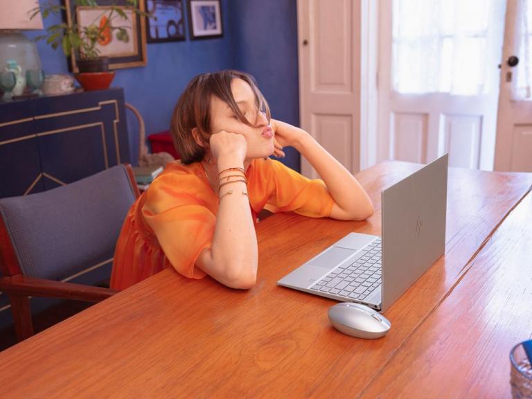 Αμήχανες στιγμές μπροστά από την κάμερα του laptop