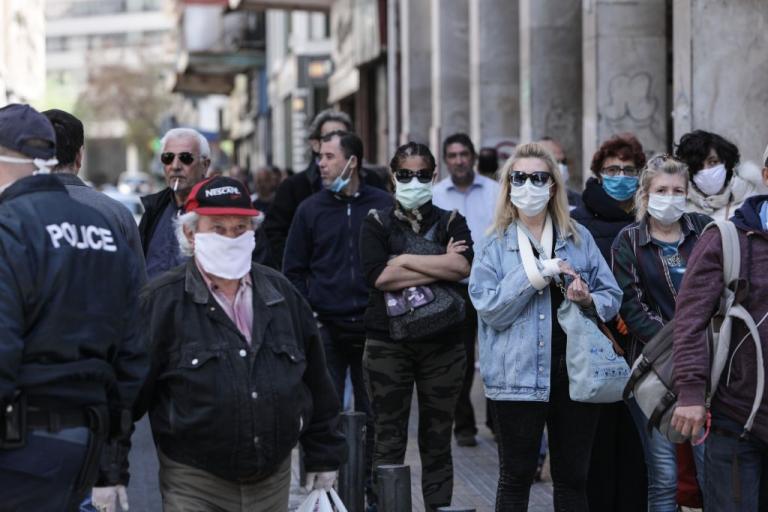 Τεράστιες ουρές σε σούπερ μάρκετ – Χαμός σε λαϊκές και Βαρβάκειο