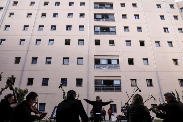 Κοινωνικότητα σε αναστολή;