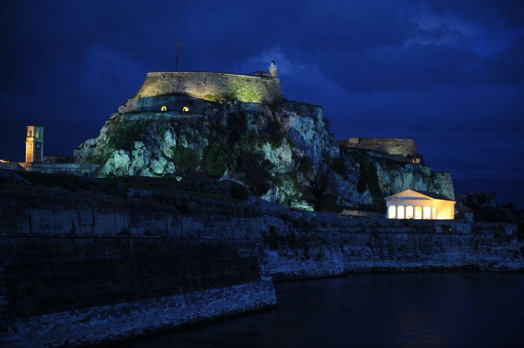 Η Μεγάλη Εβδομάδα στην Κέρκυρα : Το πένθιμο μοβ, οι φογάτσες και οι κολομπίνες