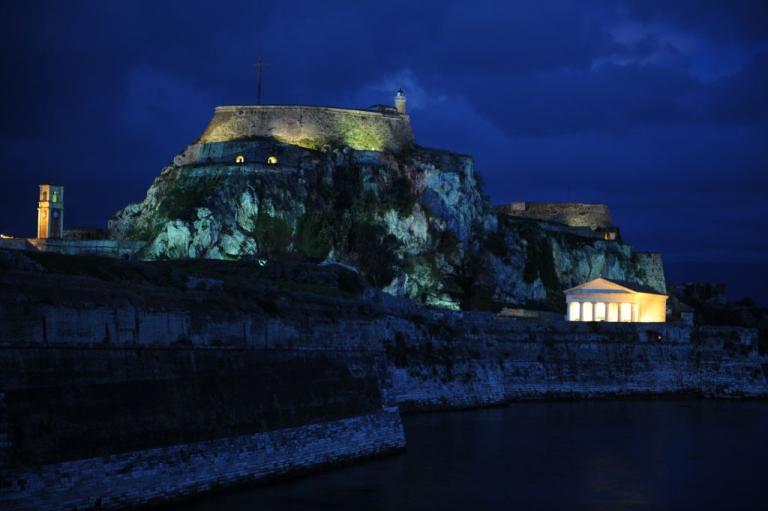 Η Μεγάλη Εβδομάδα στην Κέρκυρα : Το πένθιμο μοβ, οι φογάτσες και οι κολομπίνες