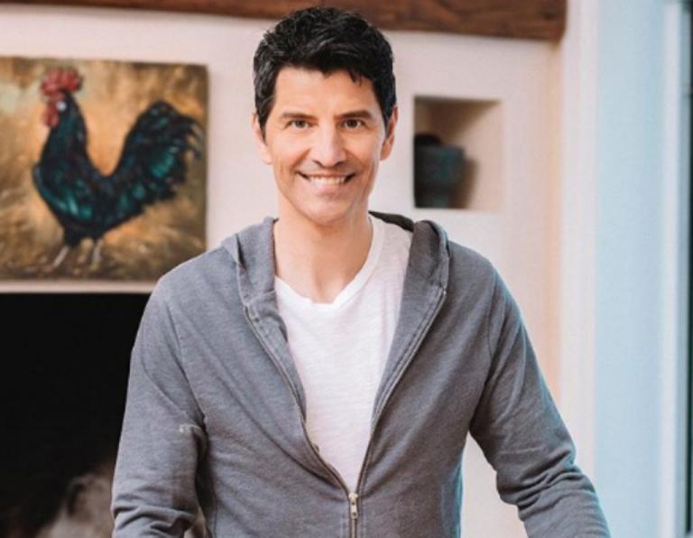 Σάκης Ρουβάς: Έφτιαξε πασχαλινά κουλούρια με τις κόρες του