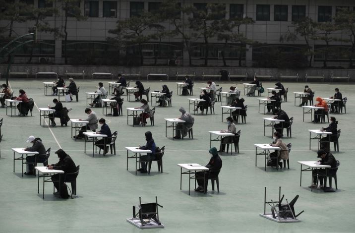 Ν. Κορέα: Έδωσαν εξετάσεις στο προαύλιο λόγω του κοροναϊού