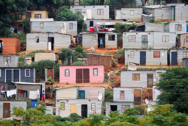 Νότια Αφρική : Χωρίς νερό, τουαλέτες και ηλεκτρικό στις παραγκουπόλεις
