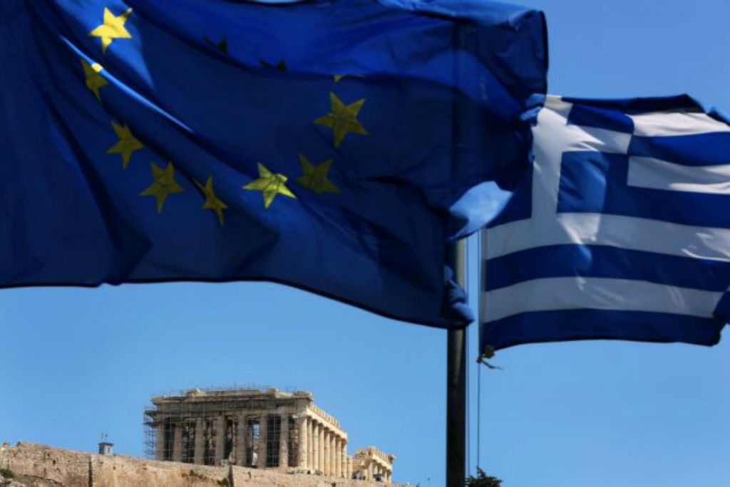 Bloomberg : «H Αθήνα μπορεί να περπατήσει με το κεφάλι ψηλά»