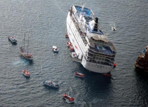 5/4/2007 :  Το Sea Diamond ναυαγεί στη Σαντορίνη