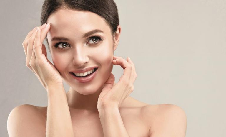 Αυτή είναι η νέα μέθοδος περιποίησης προσώπου που μπορείτε να δοκιμάσετε όσο μένετε σπίτι