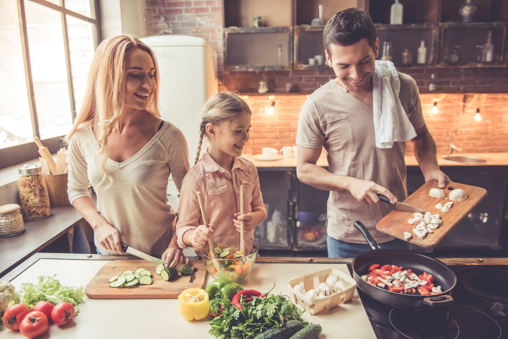 Πέντε συμβουλές για να έχετε μια υγιεινή διατροφή ως οικογένεια | in.gr