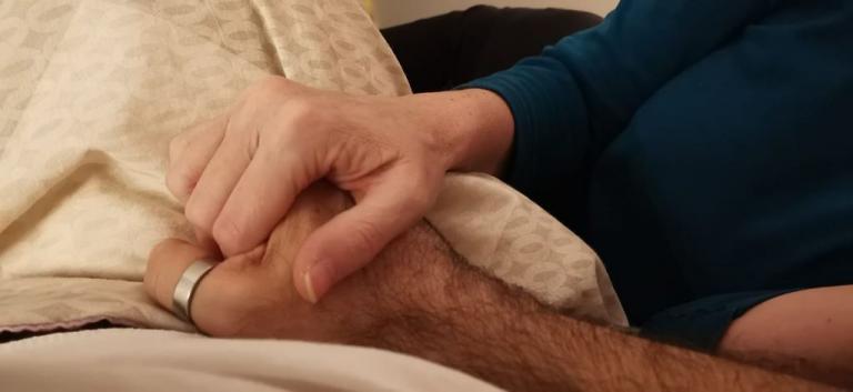 Συγκλονίζει έλληνας ασθενής στην Σουηδία: «Με ξεφόρτωσαν στο δρόμο, έξω από τα επείγοντα»