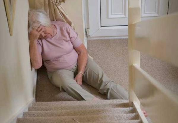 Κατ’ οίκον περιορισμός και πτώσεις ηλικιωμένων μέσα στο σπίτι
