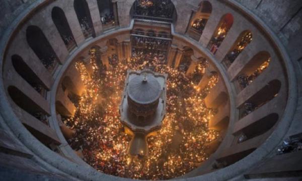 Άγιο Φως: Άναψε στον Πανάγιο Τάφο παρουσία λίγων ιερέων – Στις 6 στην Αθήνα