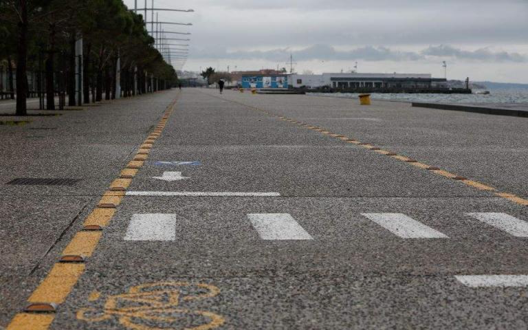 Θεσσαλονίκη : Με drone ενημερώνονται οι πολίτες στην παραλία για τα μέτρα κατά του κοροναϊού