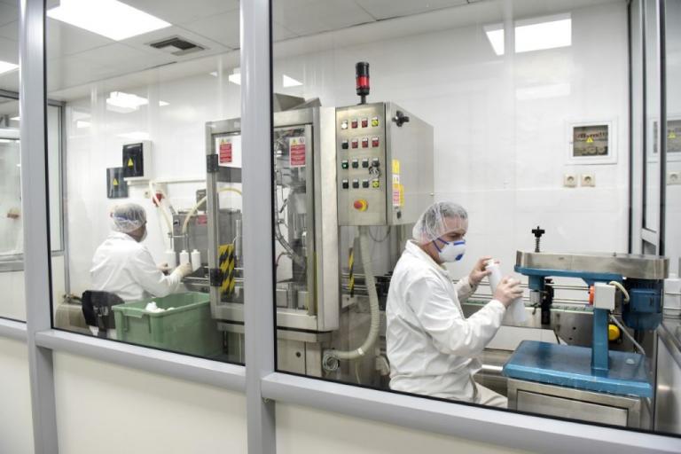 Στο φουλ οι μηχανές στα στρατιωτικά εργοστάσια – Παράγονται γάντια και αντισηπτικά