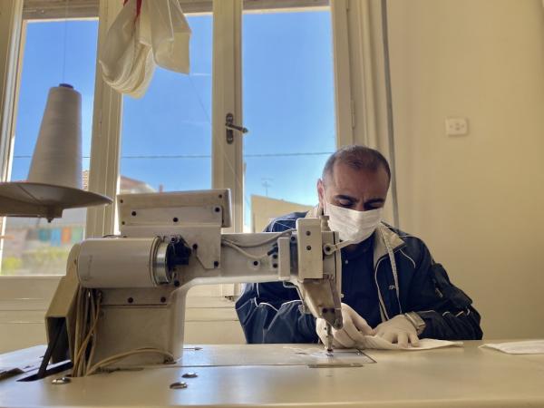 Πρόσφυγας ράβει μάσκες στα Τρίκαλα για τον κοροναϊό