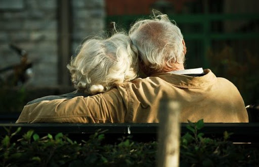 Κοροναϊός : 92χρονος βάφει τα μαλλιά της γυναίκας του στην καραντίνα