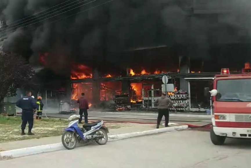 Μεγάλη φωτιά σε πολυκατάστημα οικιακών ειδών στη Βάρδα Ηλείας