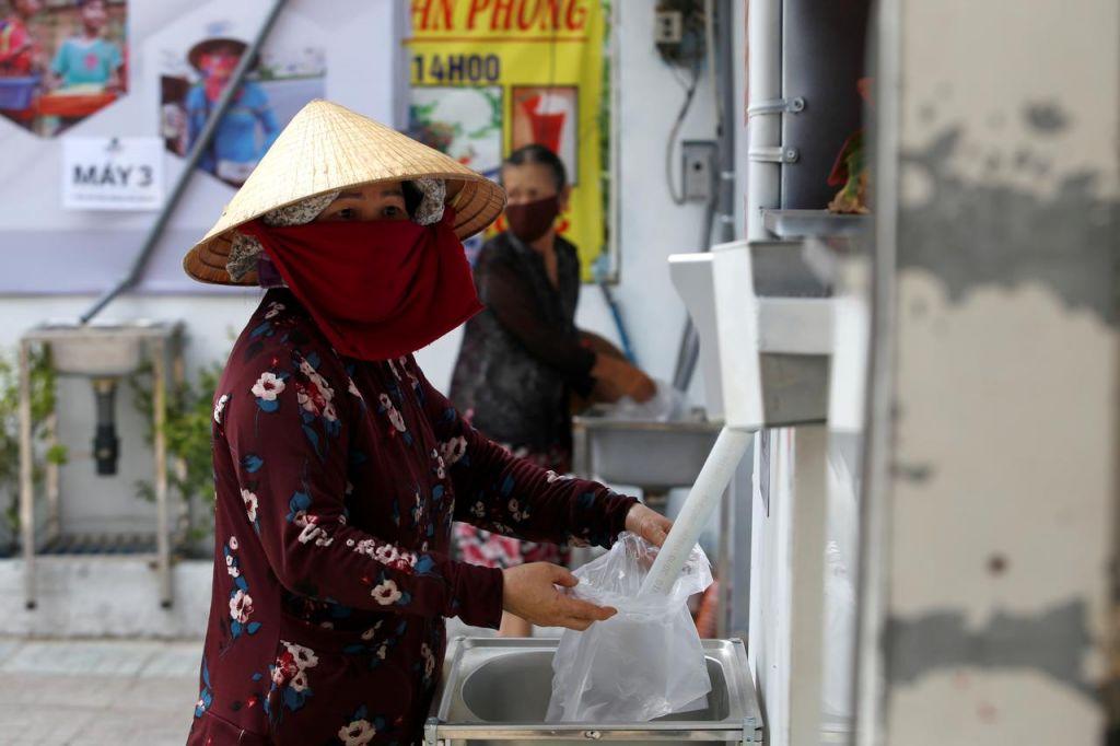 Κοροναϊός : Επιχειρηματίας στο Βιετνάμ έθεσε σε λειτουργία ΑΤΜ για δωρεάν παροχή ρυζιού σε απόρους
