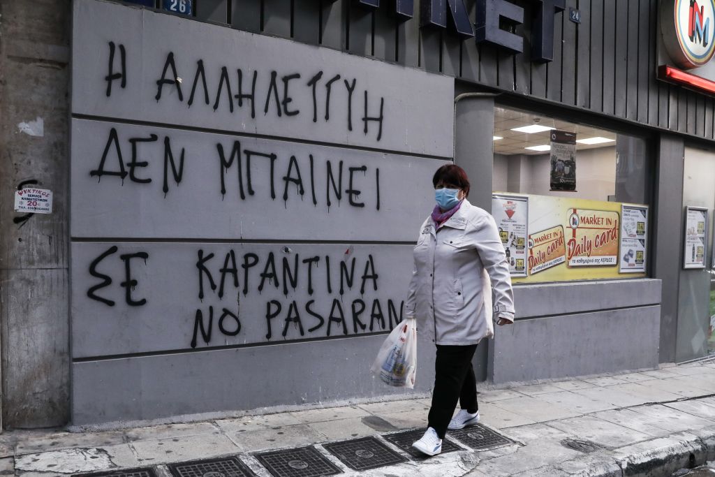 Κοροναϊός: Ένα βήμα πριν τη χαλάρωση των μέτρων – Τι ανησυχεί περισσότερο τους επιστήμονες