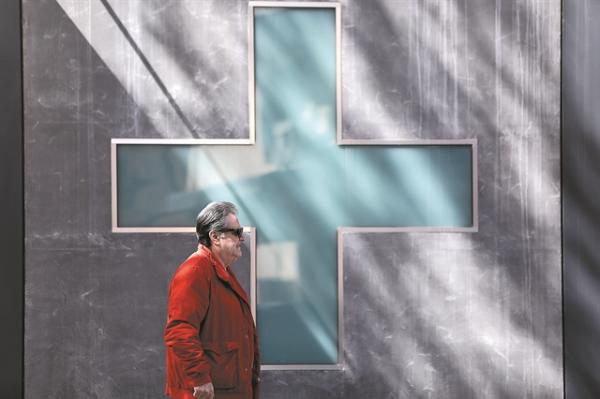 Οι δύο ασπίδες απέναντι στον κοροναϊό: Μαζικά τεστ και χλωροκίνη