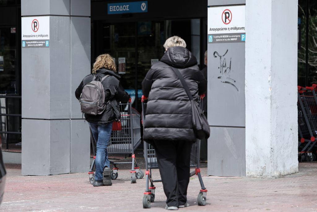 Κοροναϊος : Ουρές σε σούπερ μάρκετ για τα ψώνια της τελευταίας στιγμής – Ελλείψεις σε αρνιά και κατσίκια