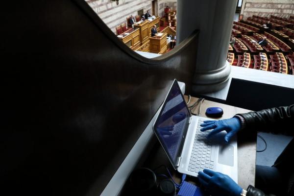 Κοροναϊός : Κατατέθηκε στη Βουλή η νέα ΠΝΠ – Την Πέμπτη στην Ολομέλεια