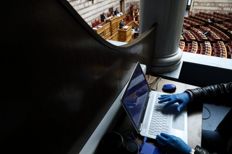 Κοροναϊός : Κατατέθηκε στη Βουλή η νέα ΠΝΠ – Την Πέμπτη στην Ολομέλεια